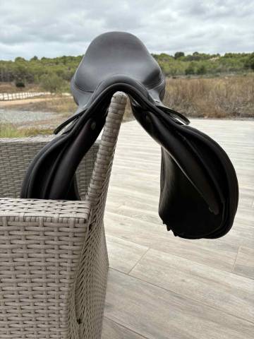 Pariani jumping saddle