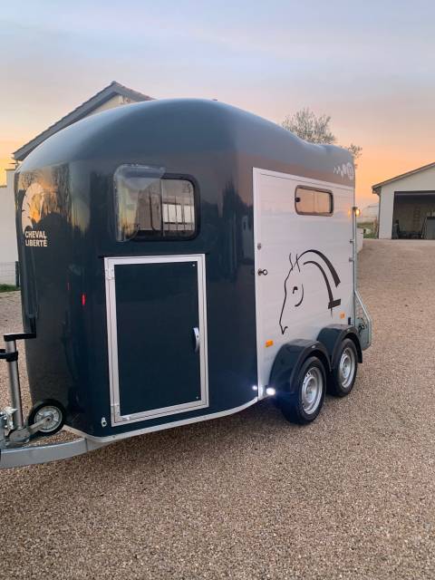 Van caballos Cheval Libert&eacute; GOLD 3 2 Caballos 2021 De segunda mano