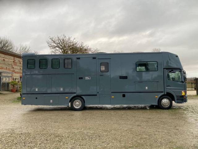 Cami&oacute;n para caballos Mercedes AK 2004 De segunda mano