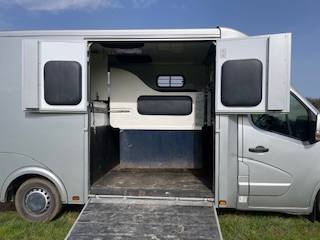 Furgoneta para caballos Renault RENAULT MASTER  2023 De segunda mano