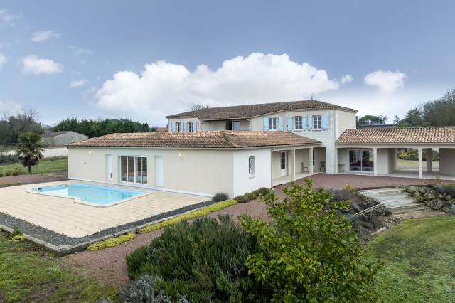Bonita residencia ecuestre En venta Charente Mar&iacute;timo