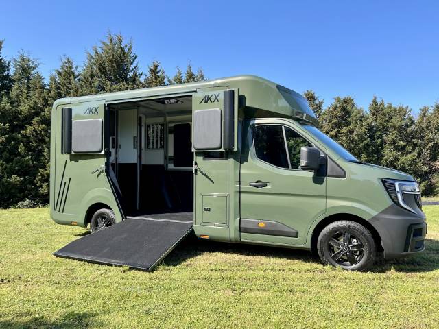 Furgoneta para caballos AKX  2026 Nuevo