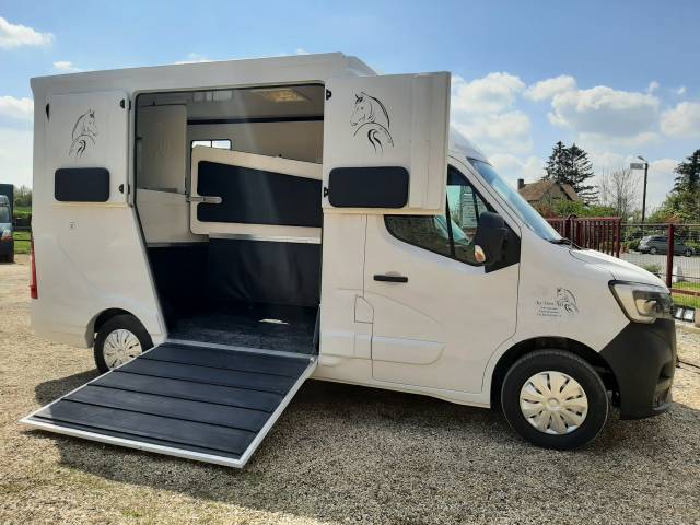 Furgoneta para caballos Renault Master 2022 De segunda mano