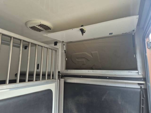 Furgoneta para caballos Krismar stalles 2017 De segunda mano