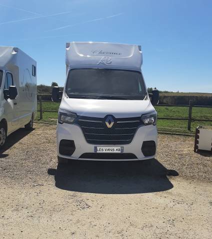 Furgoneta para caballos Renault Master 2023 De segunda mano