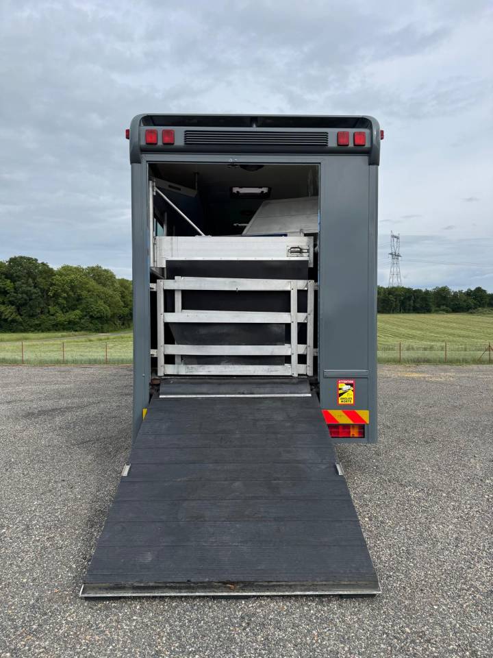 Cami&oacute;n para caballos Mercedes 15.280 2000 De segunda mano