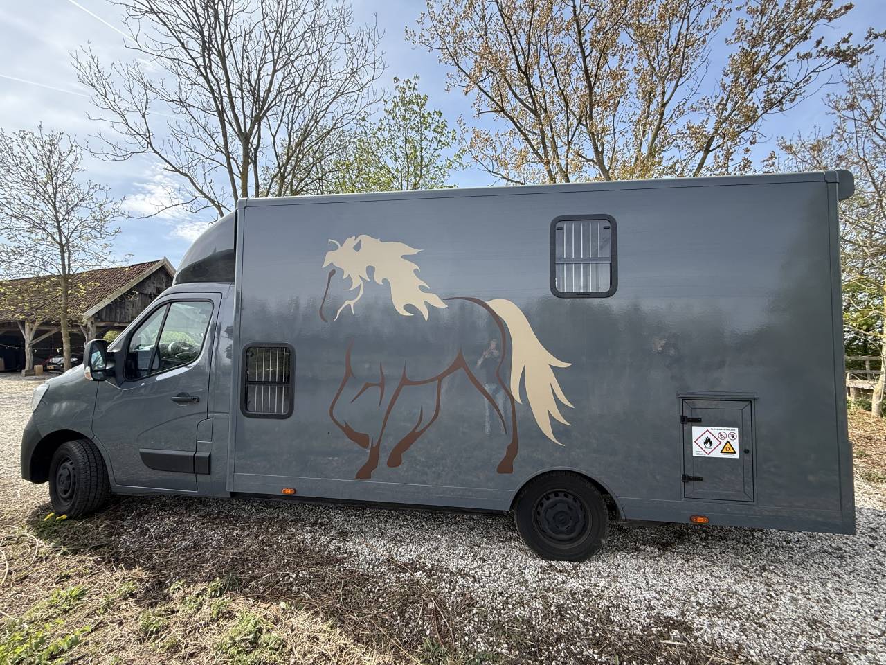 Furgoneta para caballos Renault Master 2022 De segunda mano