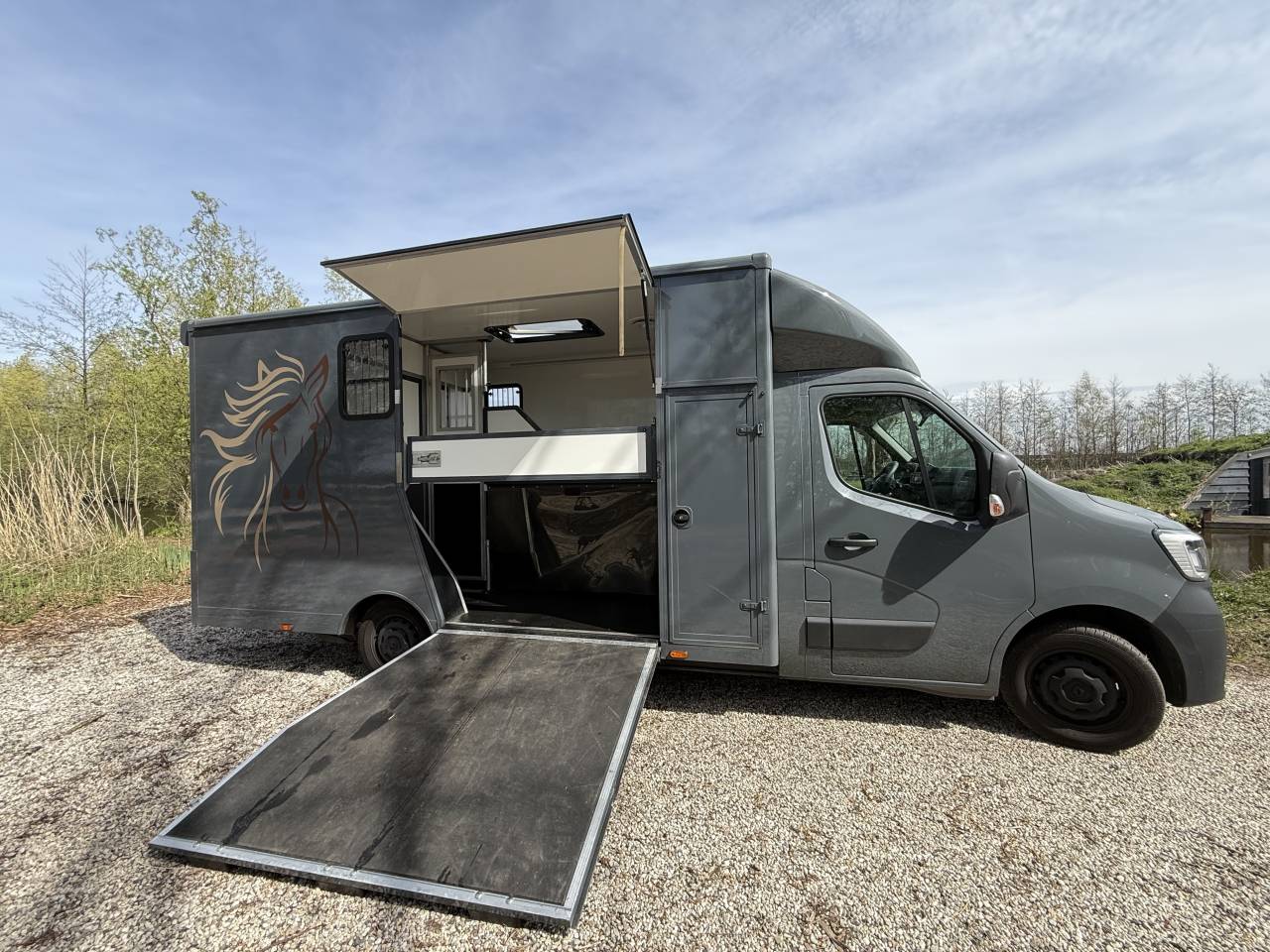 Furgoneta para caballos Renault Master 2022 De segunda mano