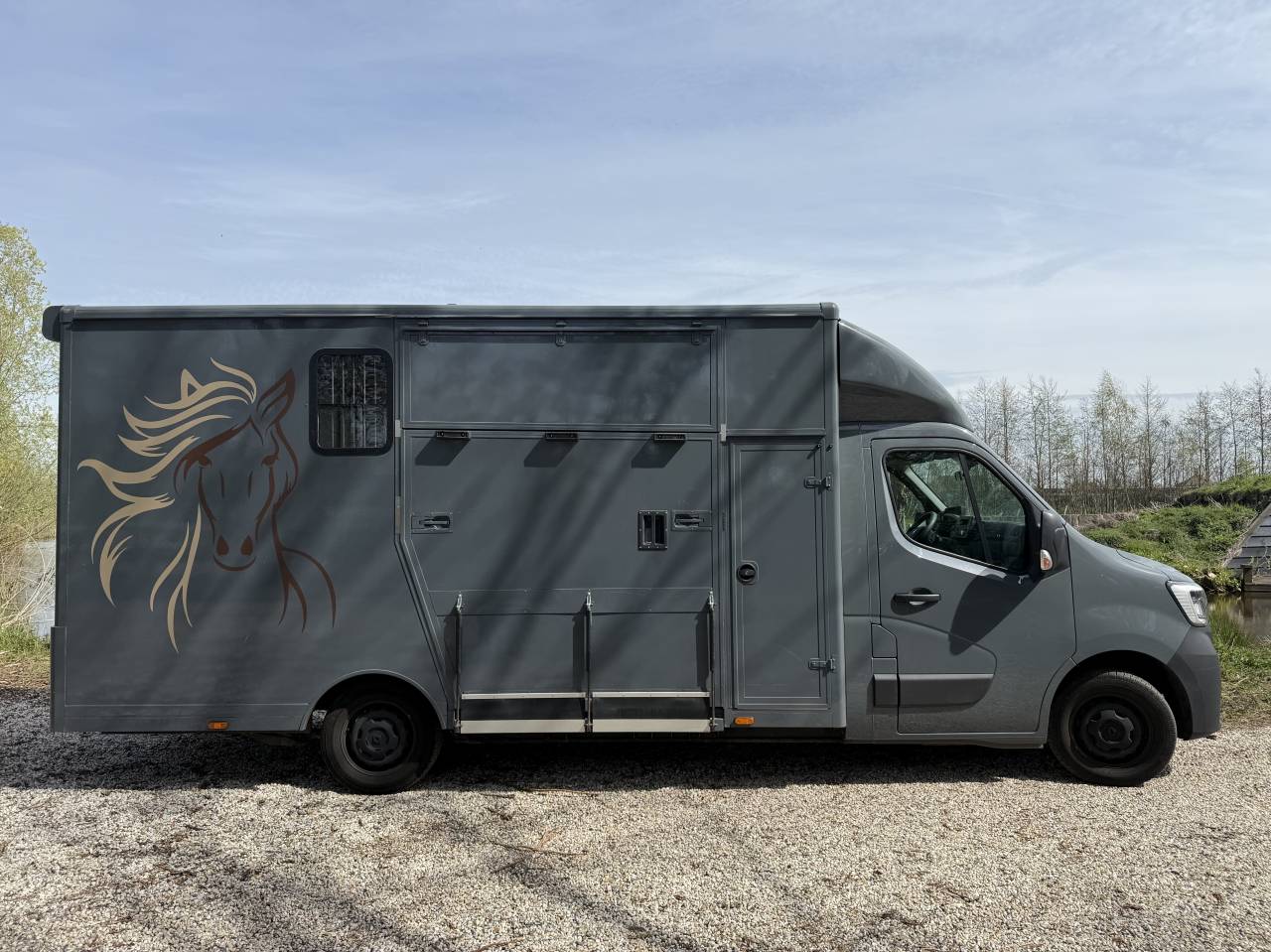 Furgoneta para caballos Renault Master 2022 De segunda mano