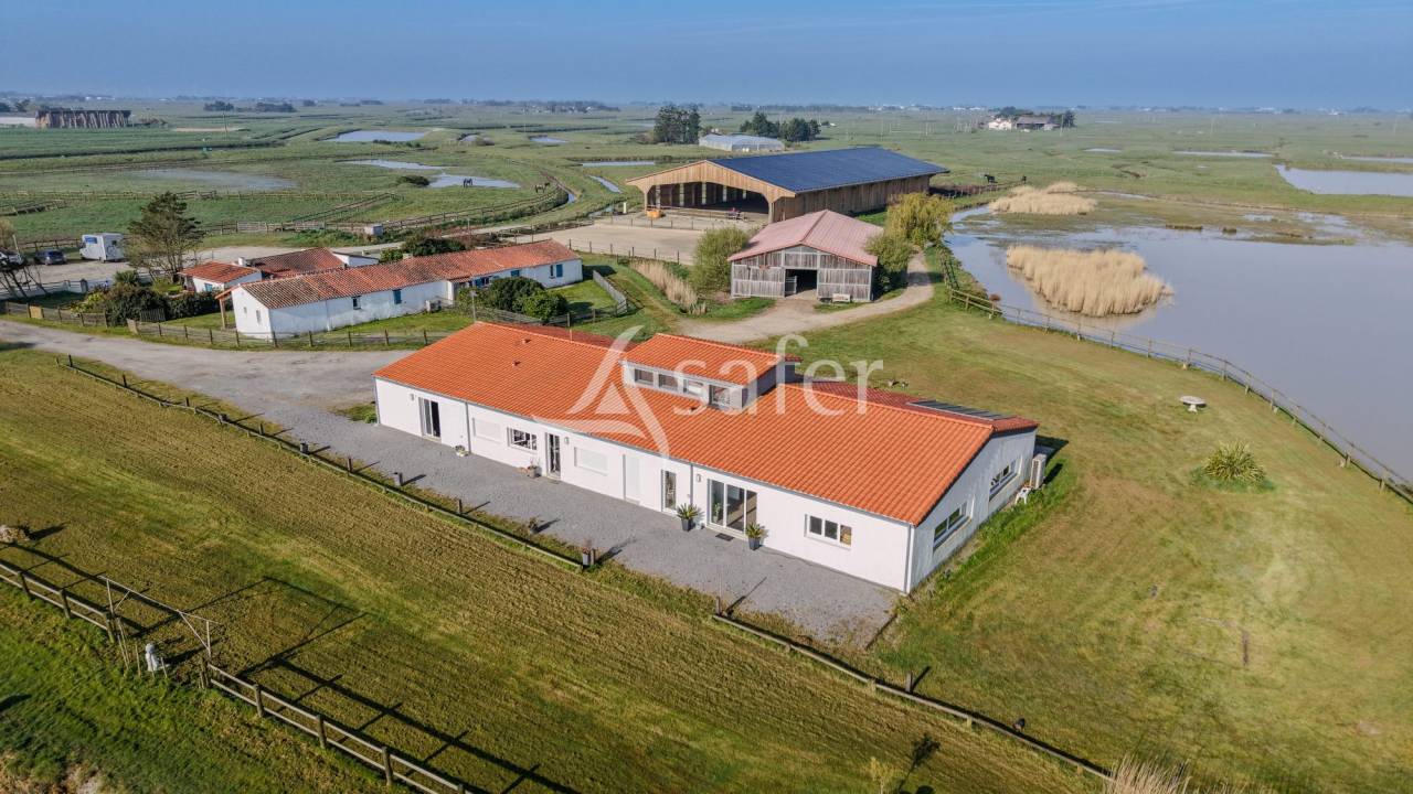 Propiedad ecuestre En venta Vend&eacute;e