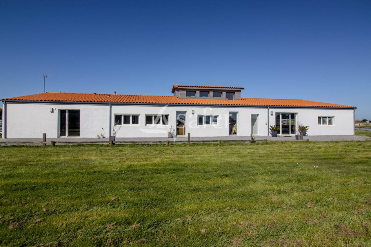 Propiedad ecuestre En venta Vend&eacute;e