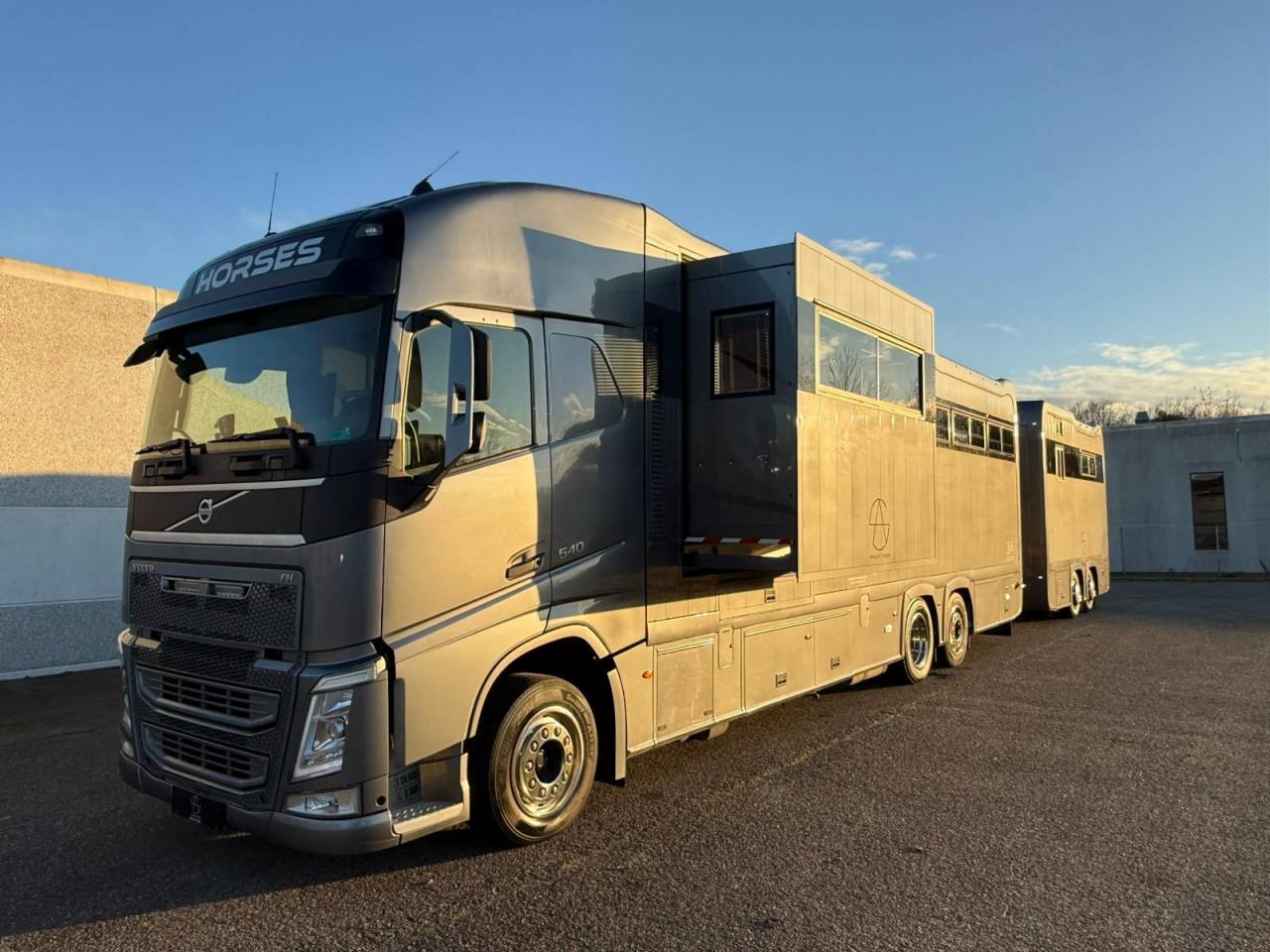 Cami&oacute;n para caballos Volvo Interhorse 2014 De segunda mano
