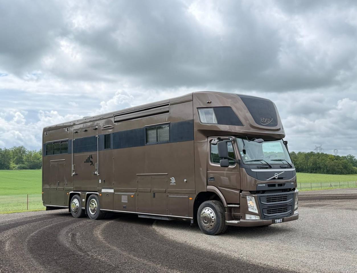 Cami&oacute;n para caballos EQUIX VOLVO 2016 De segunda mano