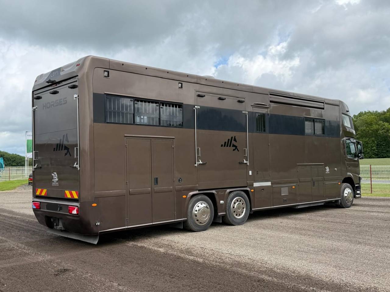 Cami&oacute;n para caballos EQUIX VOLVO 2016 De segunda mano