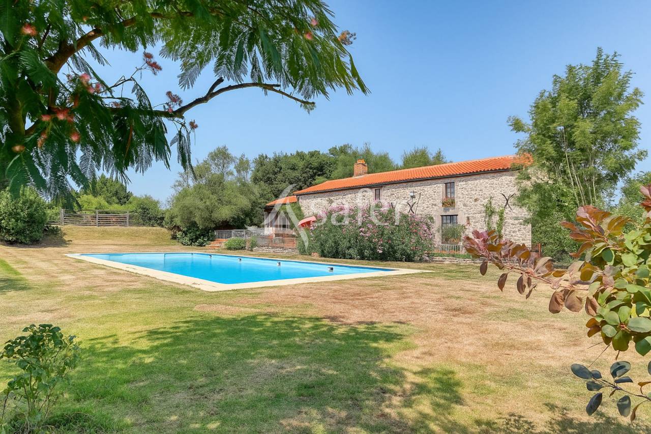 Propiedad ecuestre En venta Vend&eacute;e