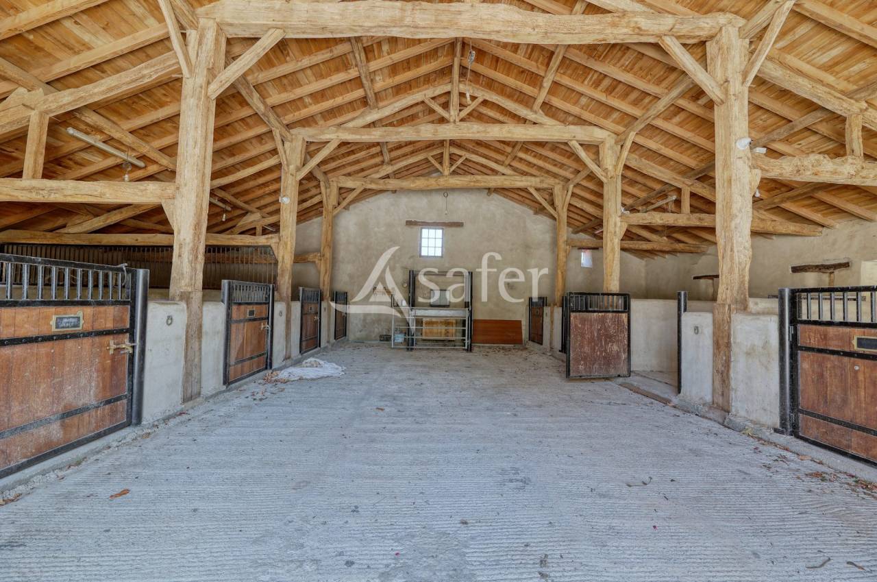 Propiedad ecuestre En venta Vend&eacute;e
