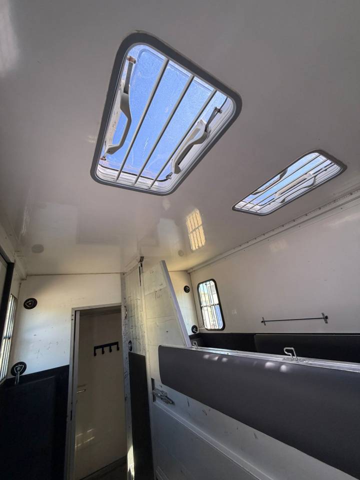 Furgoneta para caballos Les Vans ACR Renault Master 2021 De segunda mano