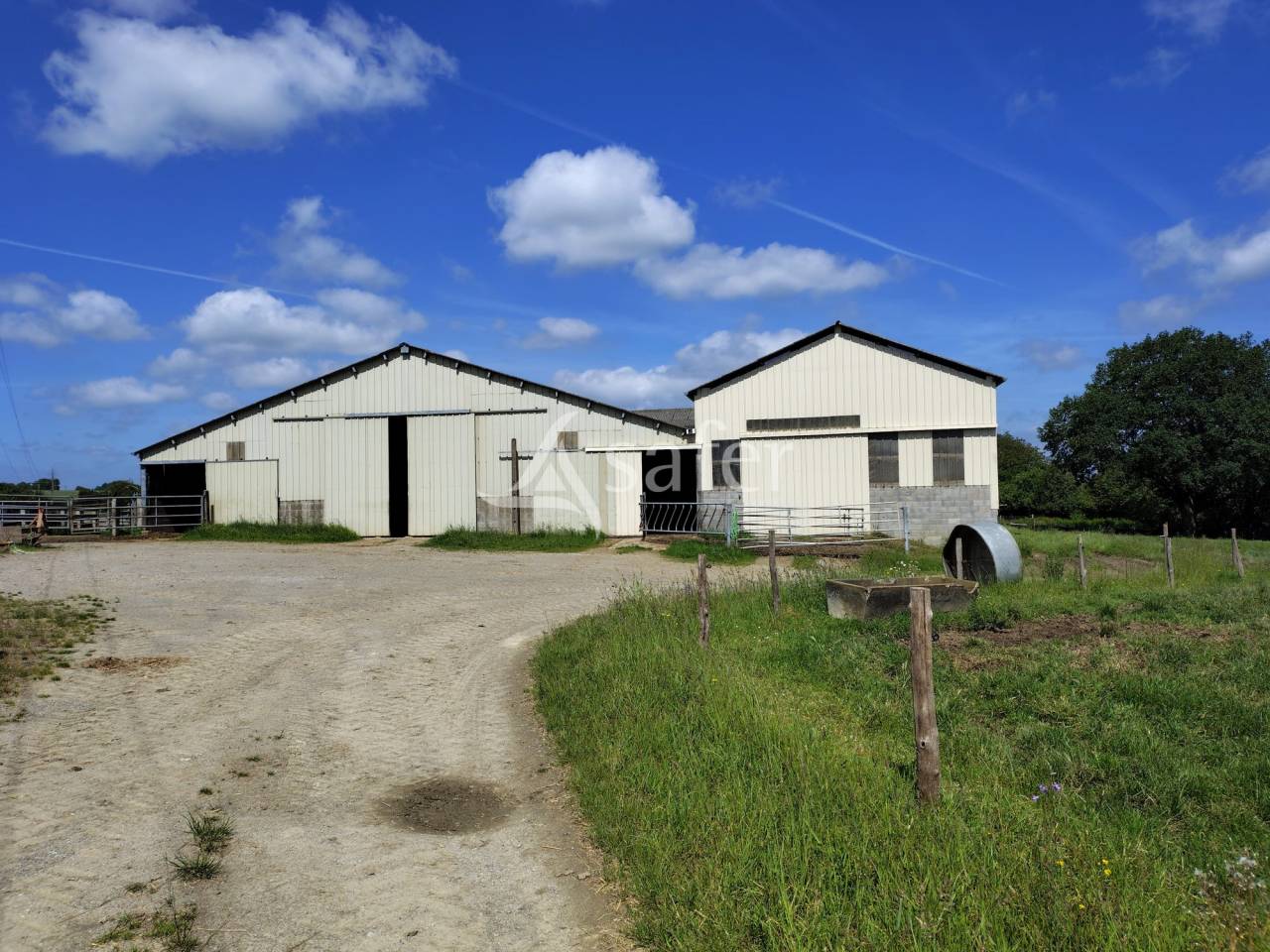 Explotaci&oacute;n lechera En venta Mayenne
