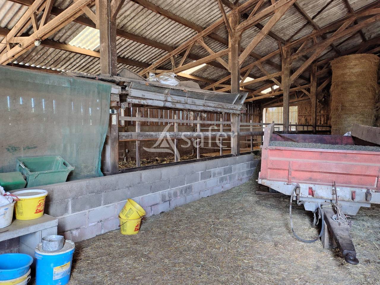 Explotaci&oacute;n lechera En venta Mayenne