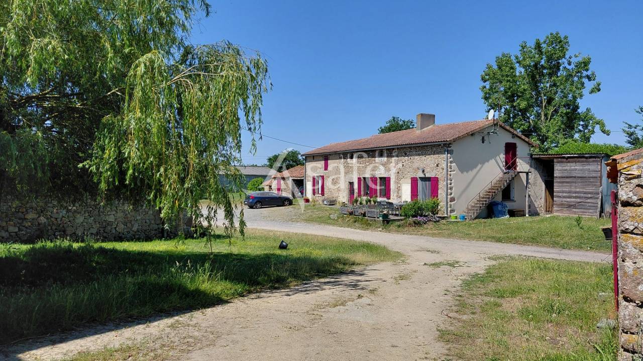Propiedad ecuestre En venta Deux-S&egrave;vres