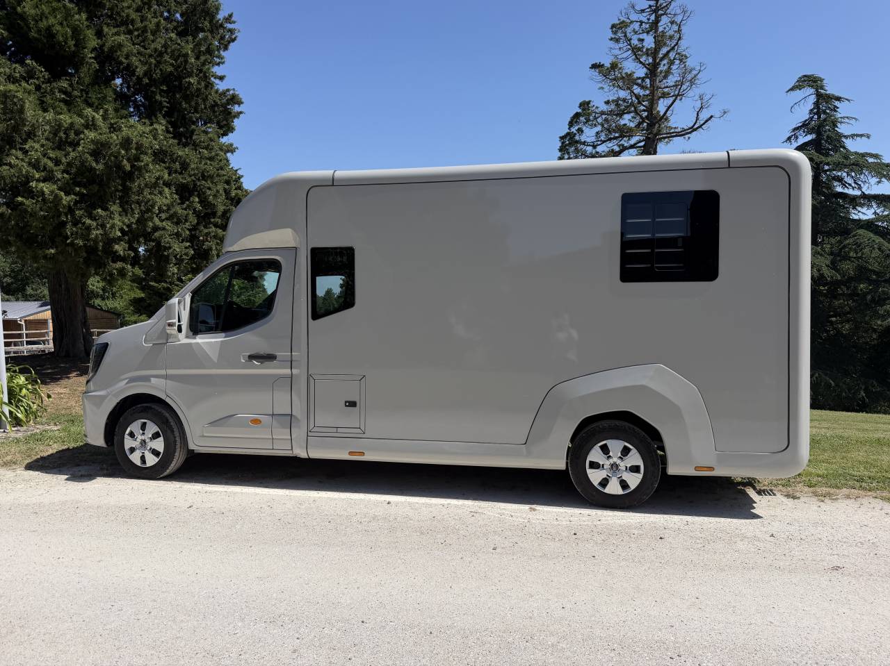 Furgoneta para caballos STX Renault Master 2025 2025 Nuevo