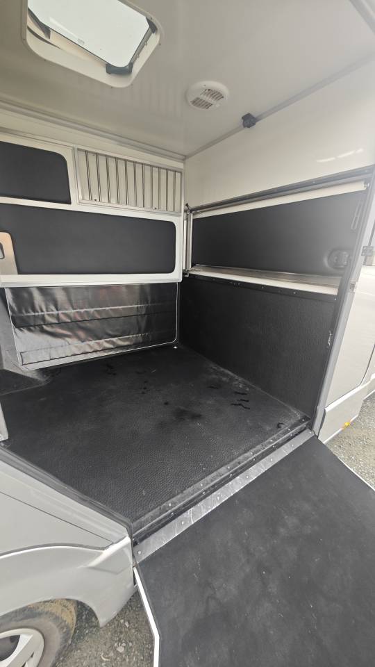 Furgoneta para caballos Krismar Master 5 places assises Stalles  2020 De segunda mano