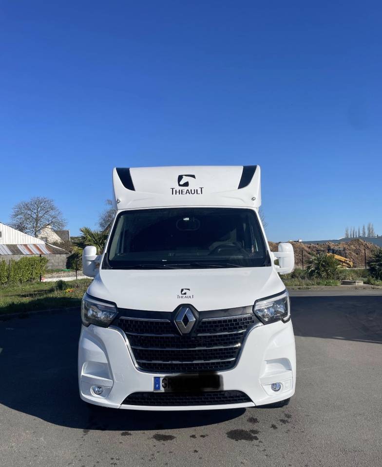Furgoneta para caballos Renault master proteo switch stalles 2023 De segunda mano