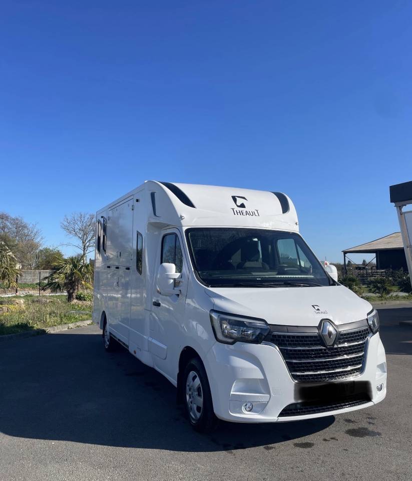 Furgoneta para caballos Renault master proteo switch stalles 2023 De segunda mano