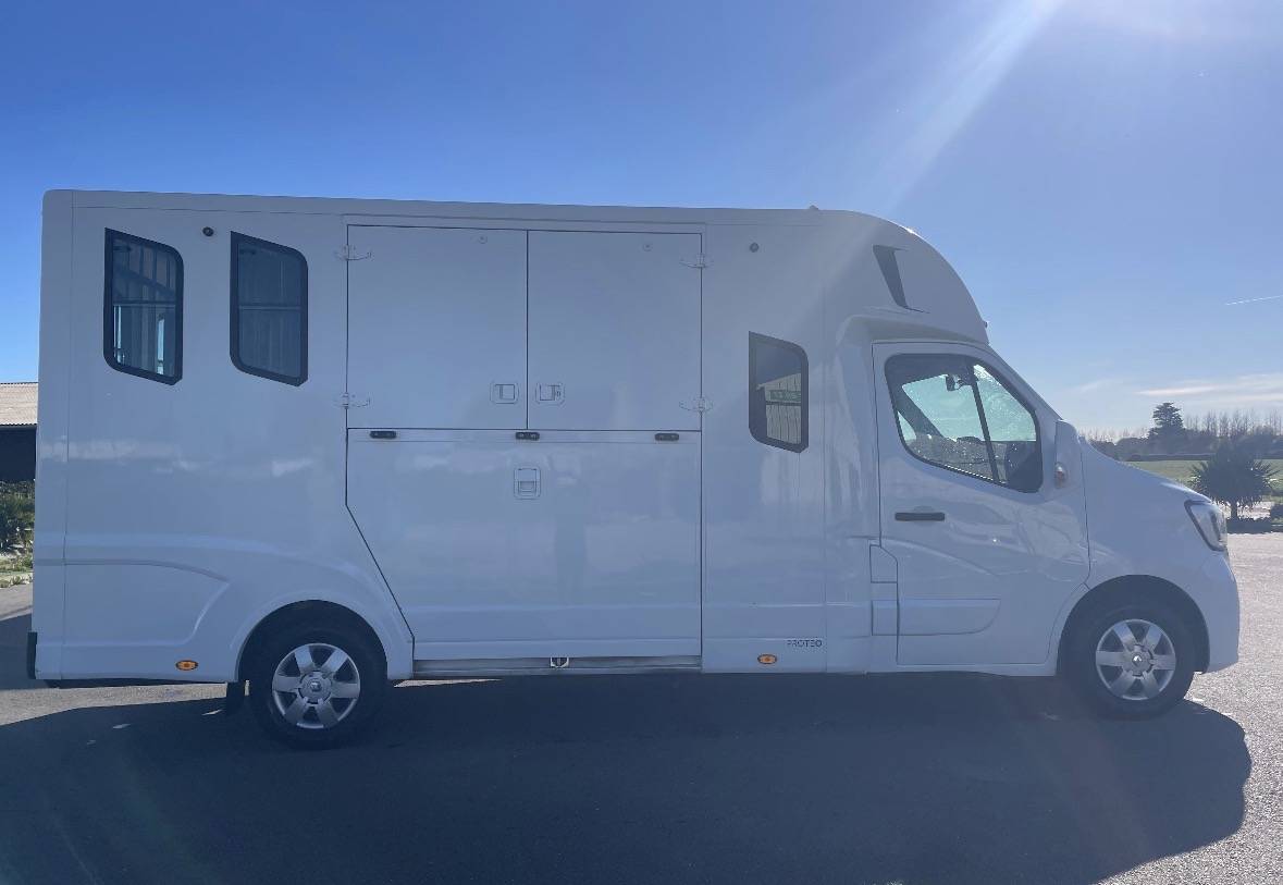 Furgoneta para caballos Renault master proteo switch stalles 2023 De segunda mano