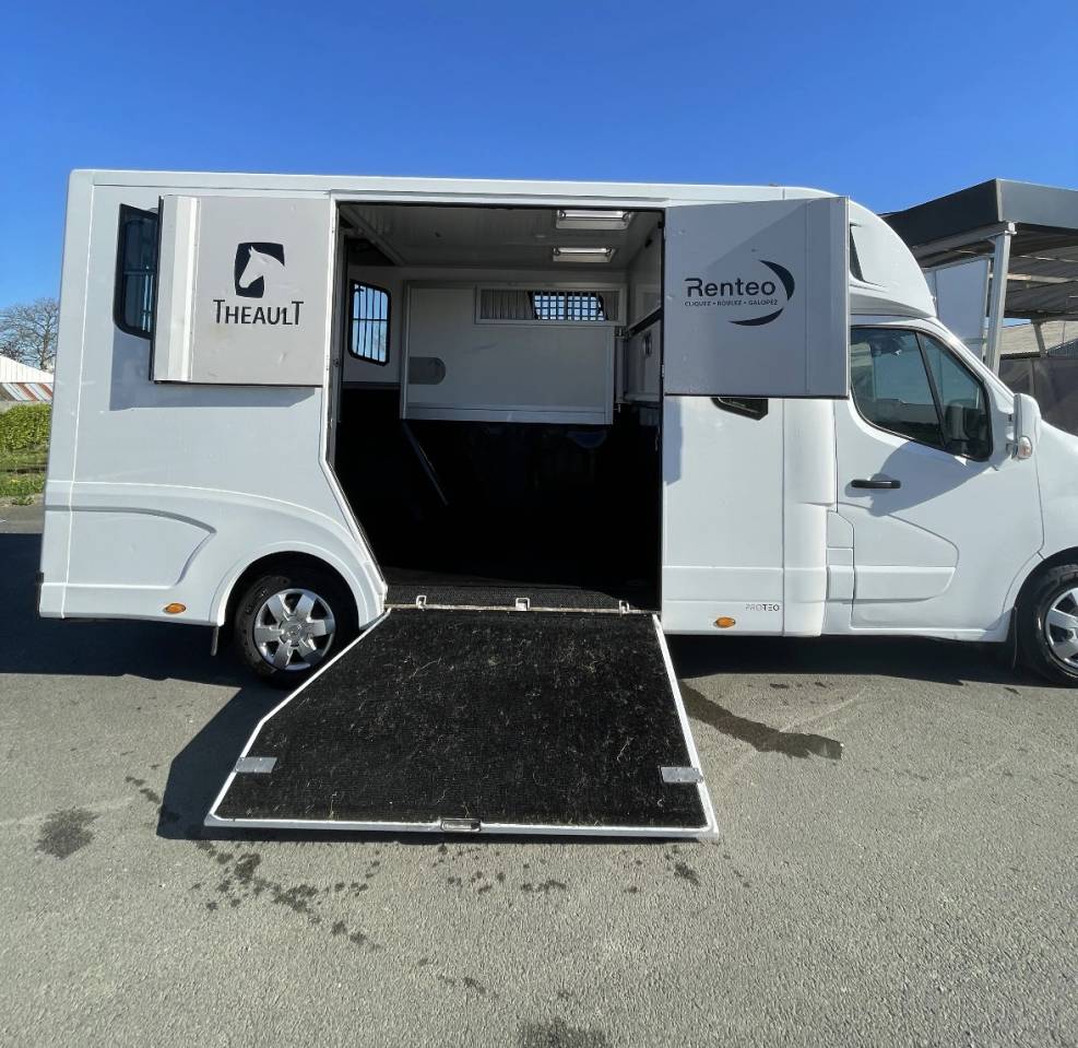Furgoneta para caballos Renault master proteo switch stalles 2023 De segunda mano