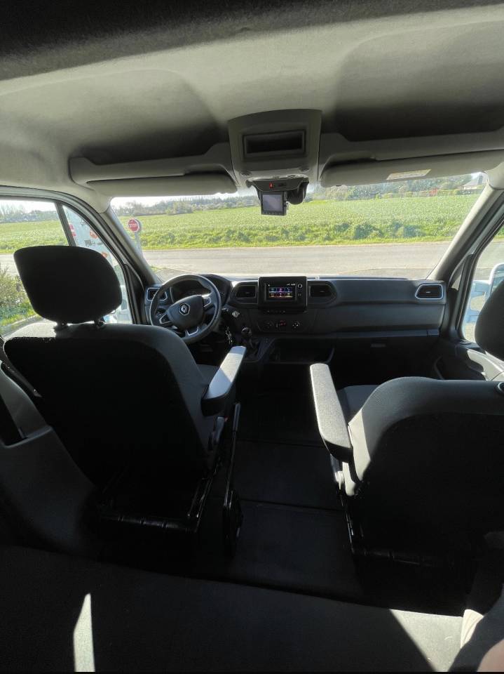 Furgoneta para caballos Renault master proteo switch stalles 2023 De segunda mano