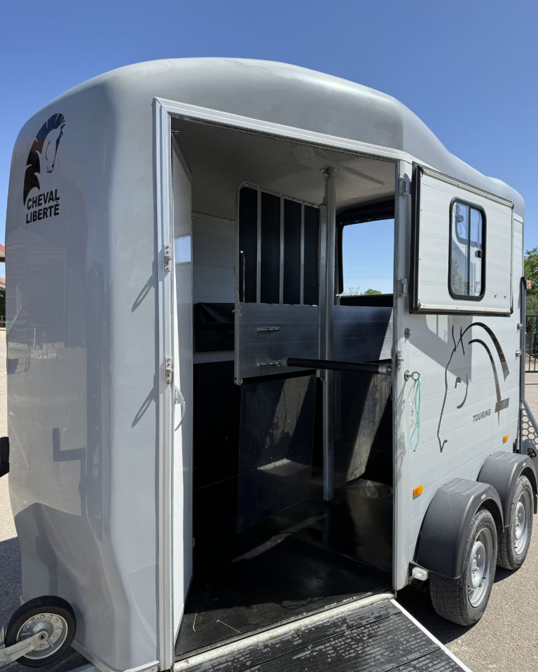 Van caballos Cheval Libert&eacute; Gold Touring Country  2 Caballos 2022 Nuevo
