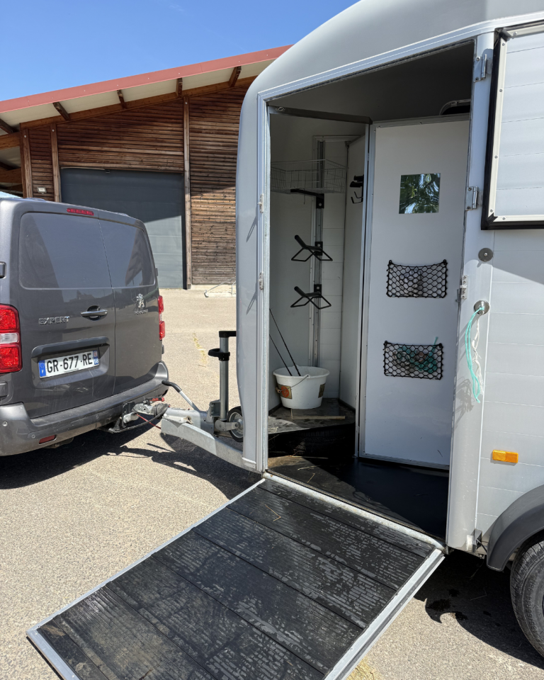 Van caballos Cheval Libert&eacute; Gold Touring Country  2 Caballos 2022 Nuevo
