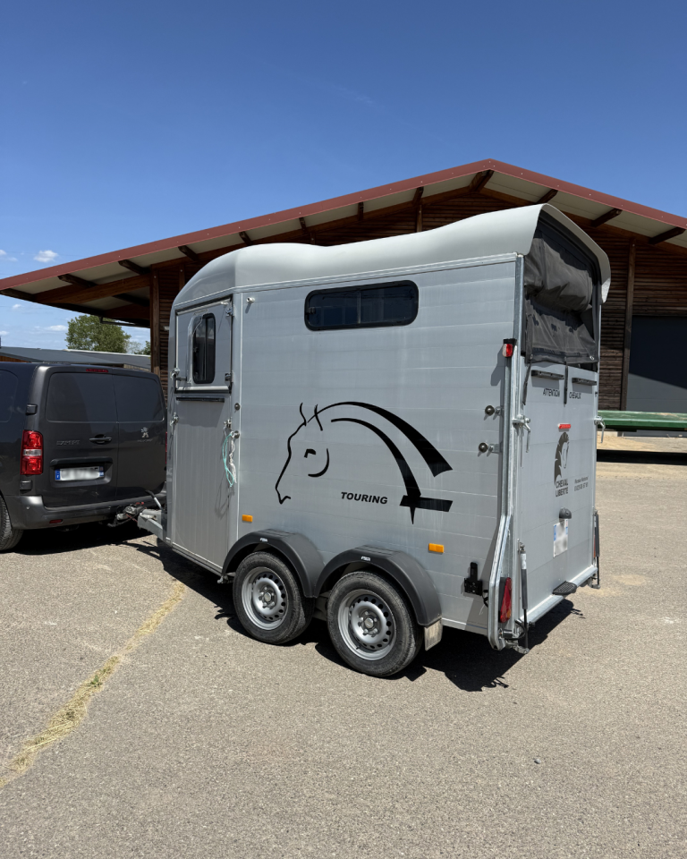 Van caballos Cheval Libert&eacute; Gold Touring Country  2 Caballos 2022 Nuevo