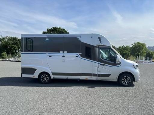 Furgoneta para caballos Theault THEAULT STALLE  renault master 2022 De segunda mano