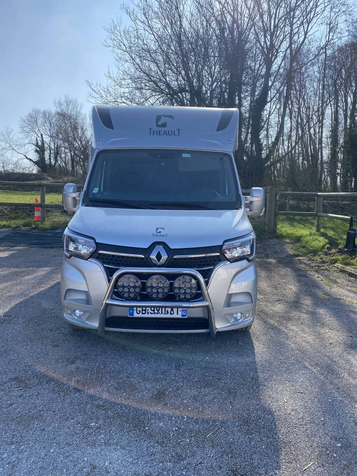 Furgoneta para caballos Theault THEAULT STALLE  renault master 2022 De segunda mano