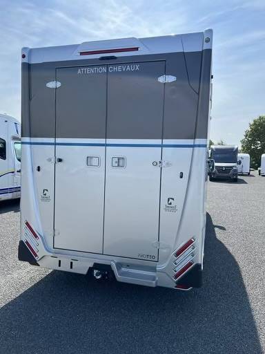 Furgoneta para caballos Theault THEAULT STALLE  renault master 2022 De segunda mano