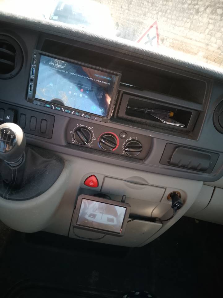 Furgoneta para caballos Les Vans ACR Renault Master L2H2 2010 De segunda mano