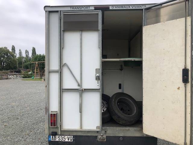 Furgoneta para caballos Renault 120D 2009 De segunda mano