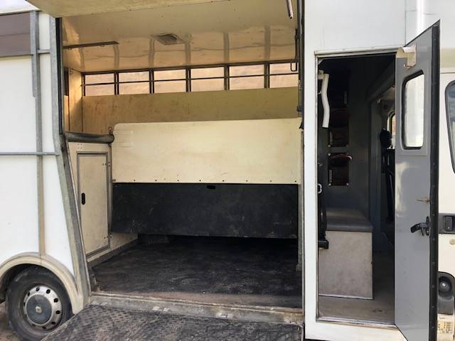 Furgoneta para caballos Renault 120D 2009 De segunda mano