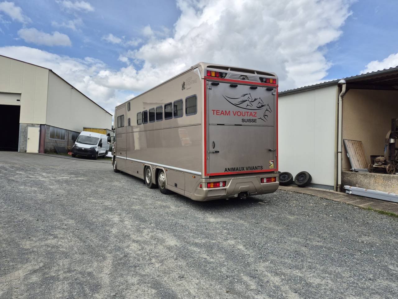 Cami&oacute;n para caballos Ketterer SCANIA P400 KETTERER 2012 De segunda mano