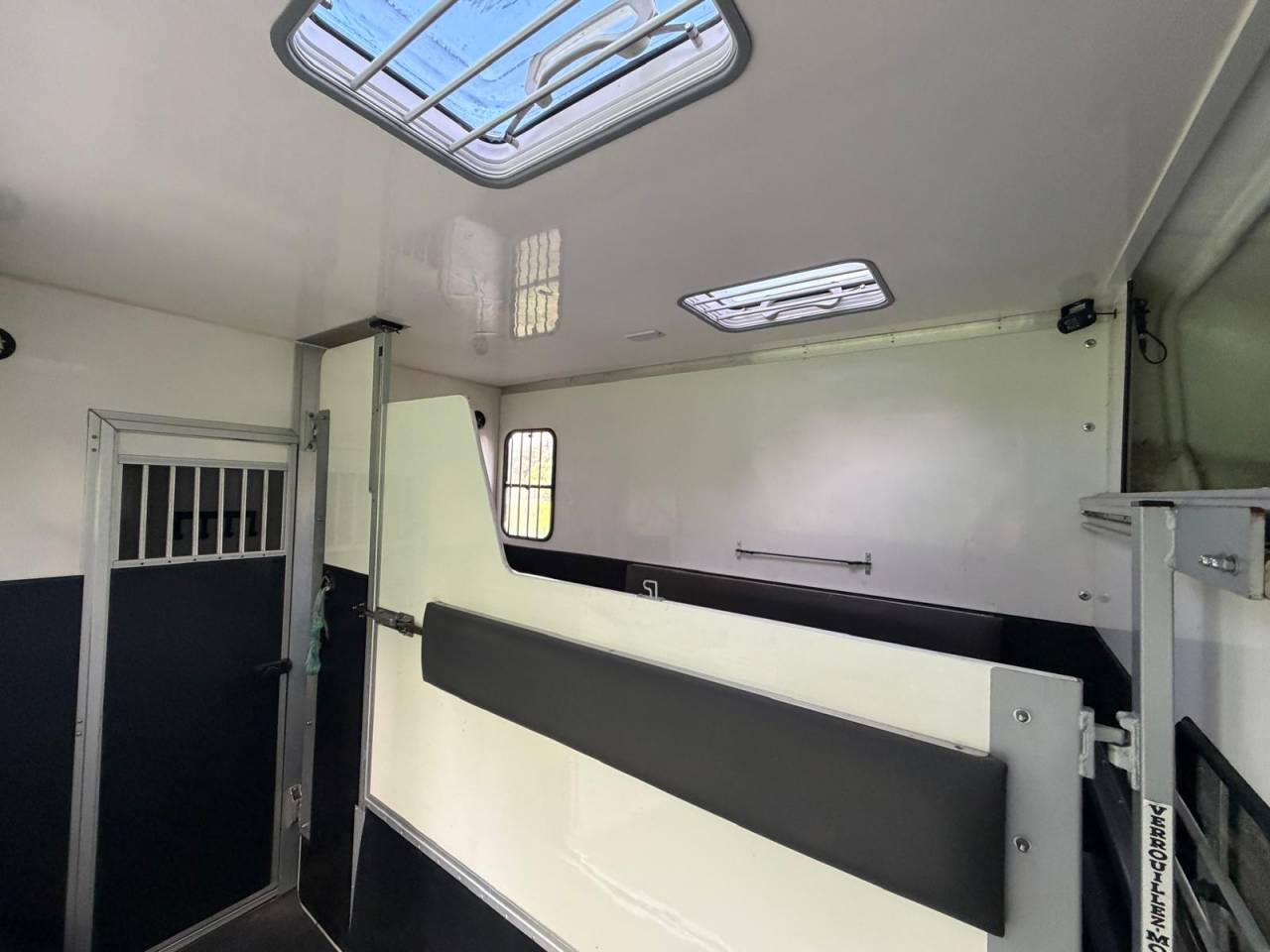 Furgoneta para caballos Les Vans ACR Renault Master 2022 De segunda mano