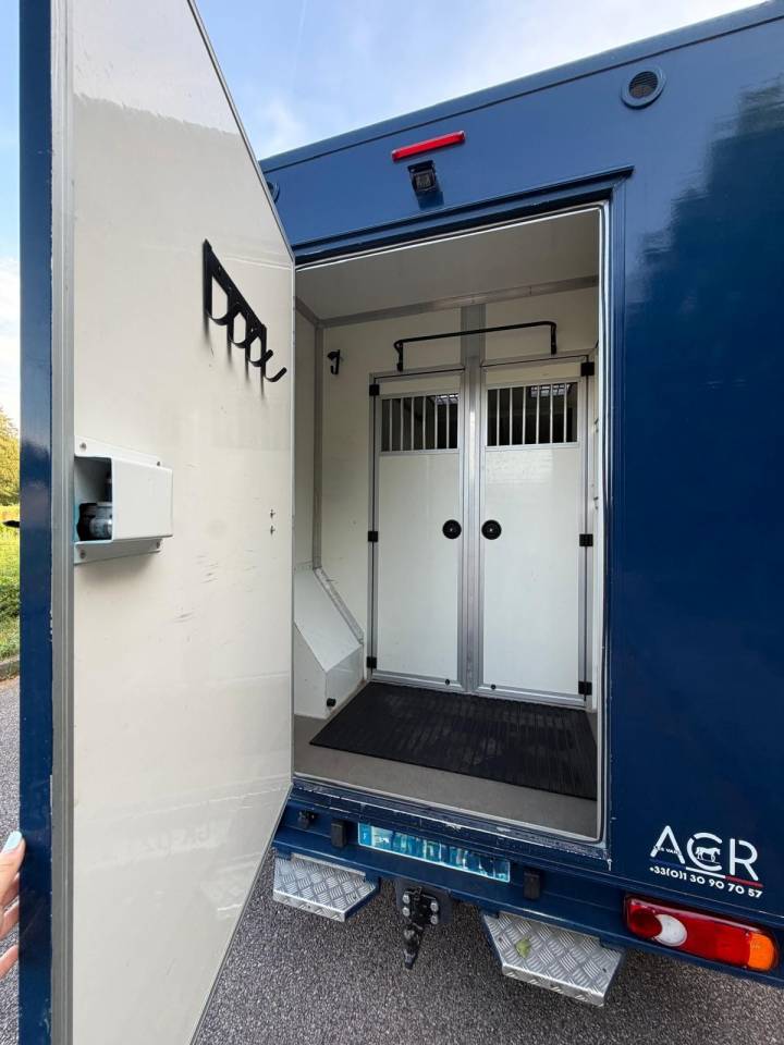 Furgoneta para caballos Les Vans ACR Renault Master 2022 De segunda mano