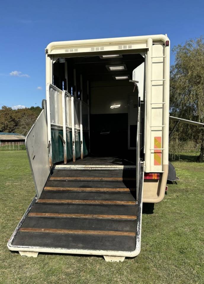 Cami&oacute;n para caballos Volvo Fl7 1995 De segunda mano