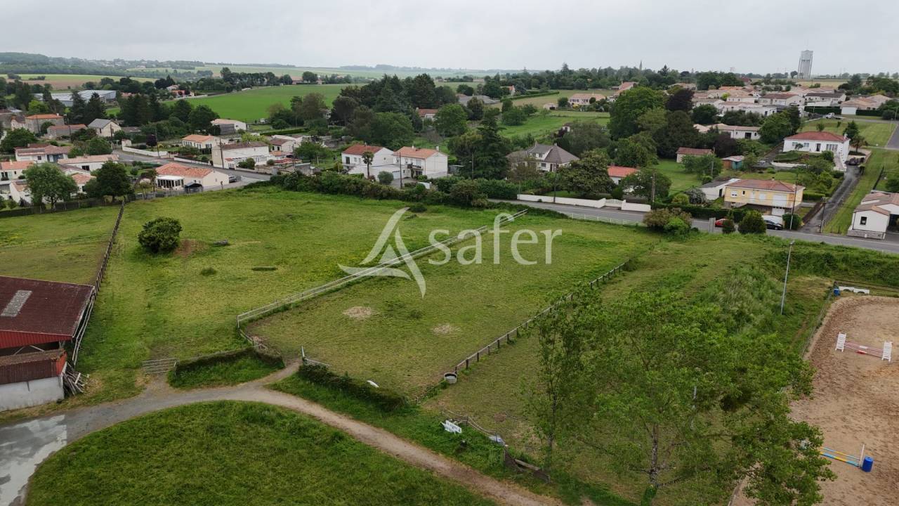 Explotaci&oacute;n agr&iacute;cola En venta Vend&eacute;e