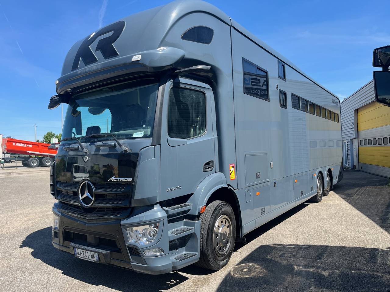 Cami&oacute;n para caballos Mercedes  2022 De segunda mano