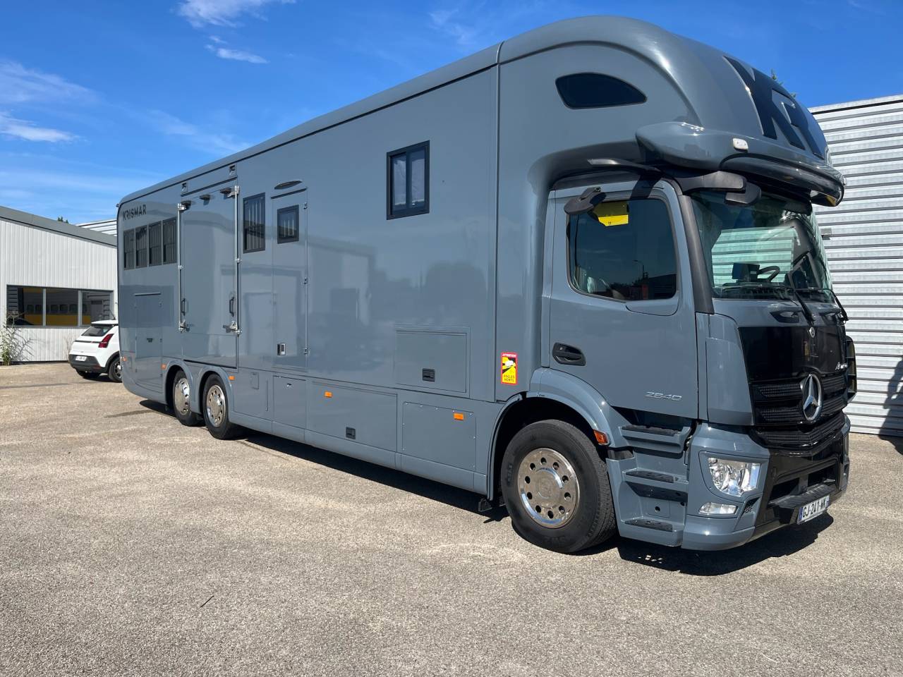 Cami&oacute;n para caballos Mercedes  2022 De segunda mano