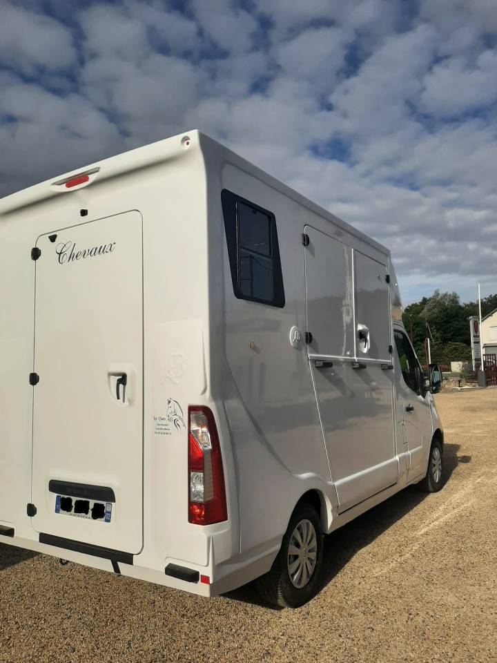 Furgoneta para caballos Renault master 2017 De segunda mano