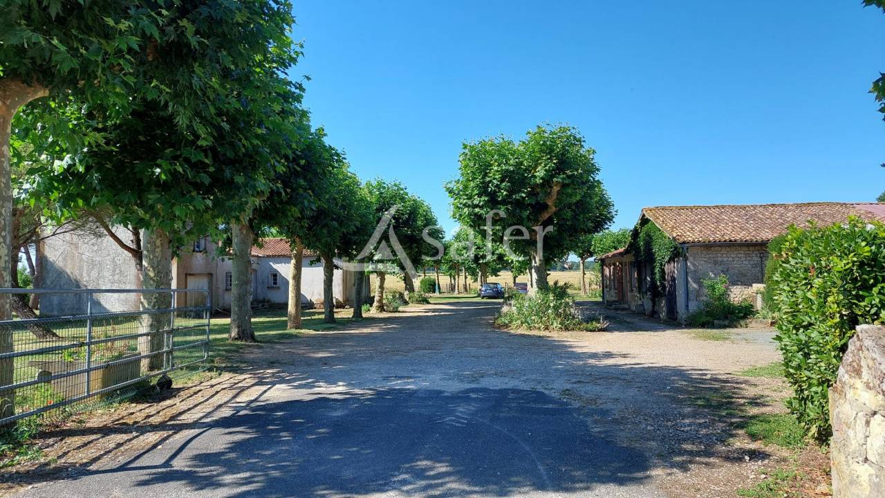 Explotaci&oacute;n agr&iacute;cola En venta Charente Mar&iacute;timo