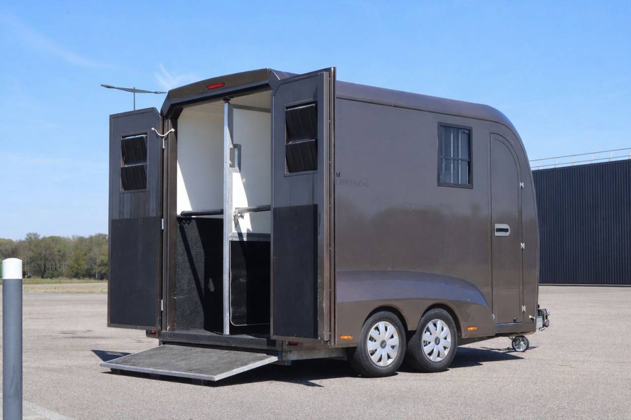 Van caballos STX EXCLUSIVE TRAILER STALLE 2 Caballos 2021 De segunda mano